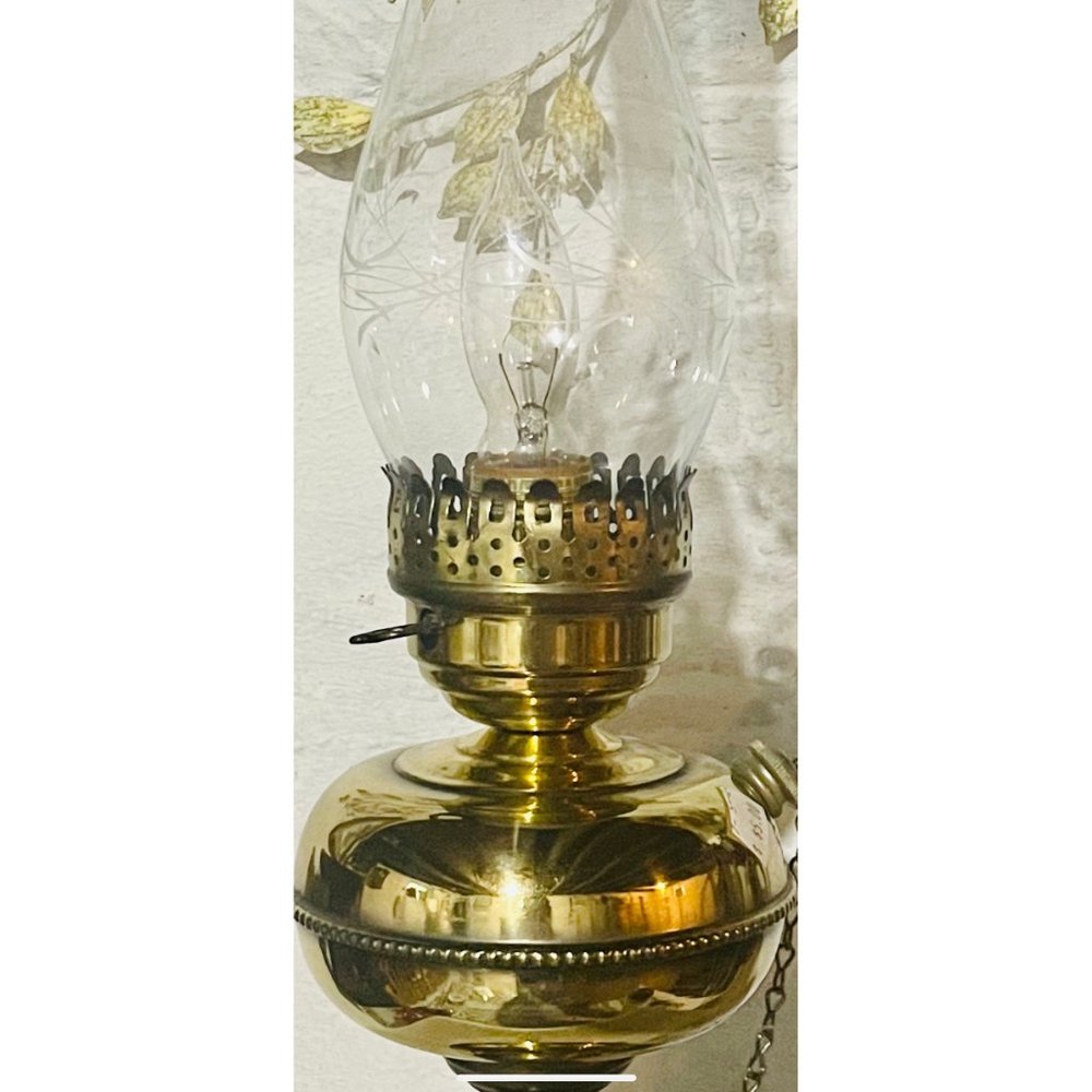 A beautiful vintage brass lamp with glass chimney, old oil lamp converted to ele - Picture 9 of 10